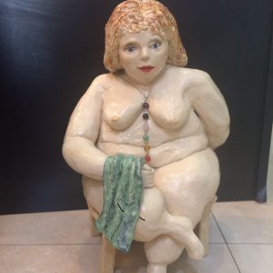 פסל אישה בעבודת יד