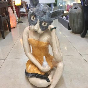 חתול בגוף של אשה