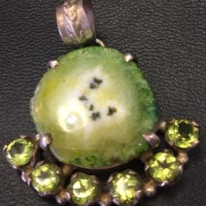 תליון עם קורץ סולר ופרידות