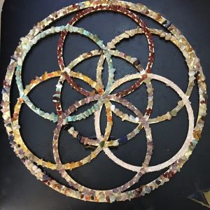 פרח החיים עם אבני הצ'קרות