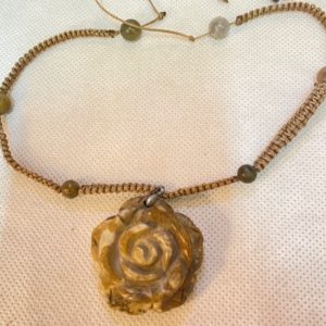 תכשיטים - עבודת יד תליון פרח אגת שבו עם שרשרת