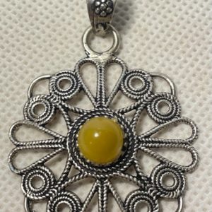 תכשיטים - תליון צהוב עם תופעת  עין החתול