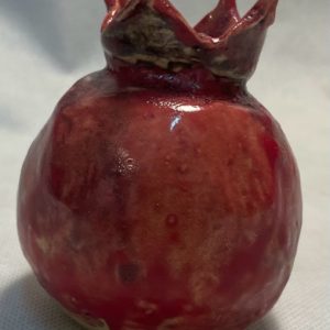 רימון אדום ברקע לבן