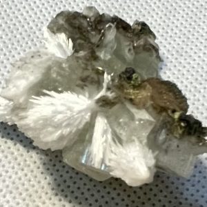 קריסטלים - המיוחדים שלנו - מסולייט  עם קוביות קוורץ mesolite